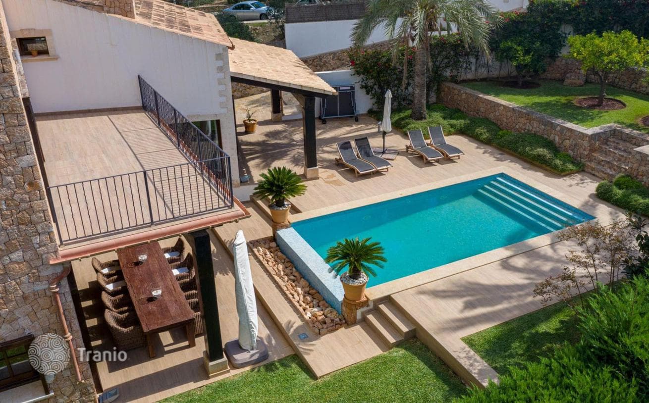 3-Bedroom Villa with 2 Pools, Garden, Gym and Garage in Portals Nous, Mallorca, photo 2