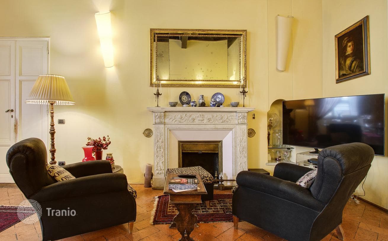 4-Bedroom Apartment in Florence, Italy, photo 3