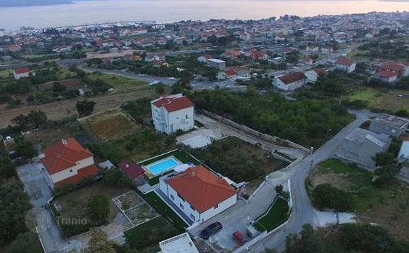 Bright 4-Bedroom House with Terrace and Garden in Kastela
