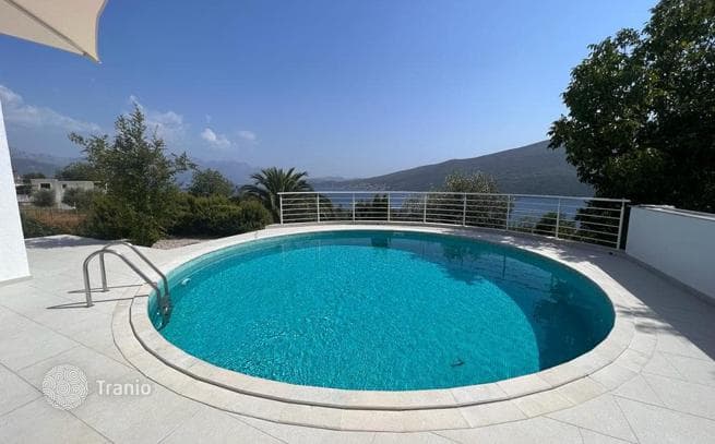2-Bedroom Villa with Sea View and Private Pool in Dobrota