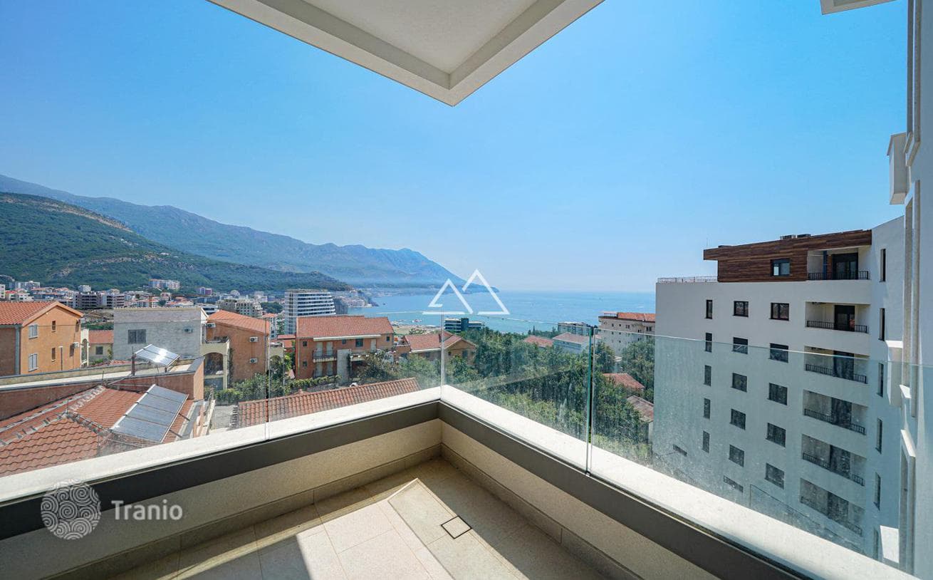 3-Bedroom Apartment with Pool and Spa in Becici