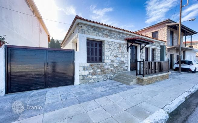 3-Bedroom Beachfront House with Garden in Xylocastro, Peloponnese, photo 3