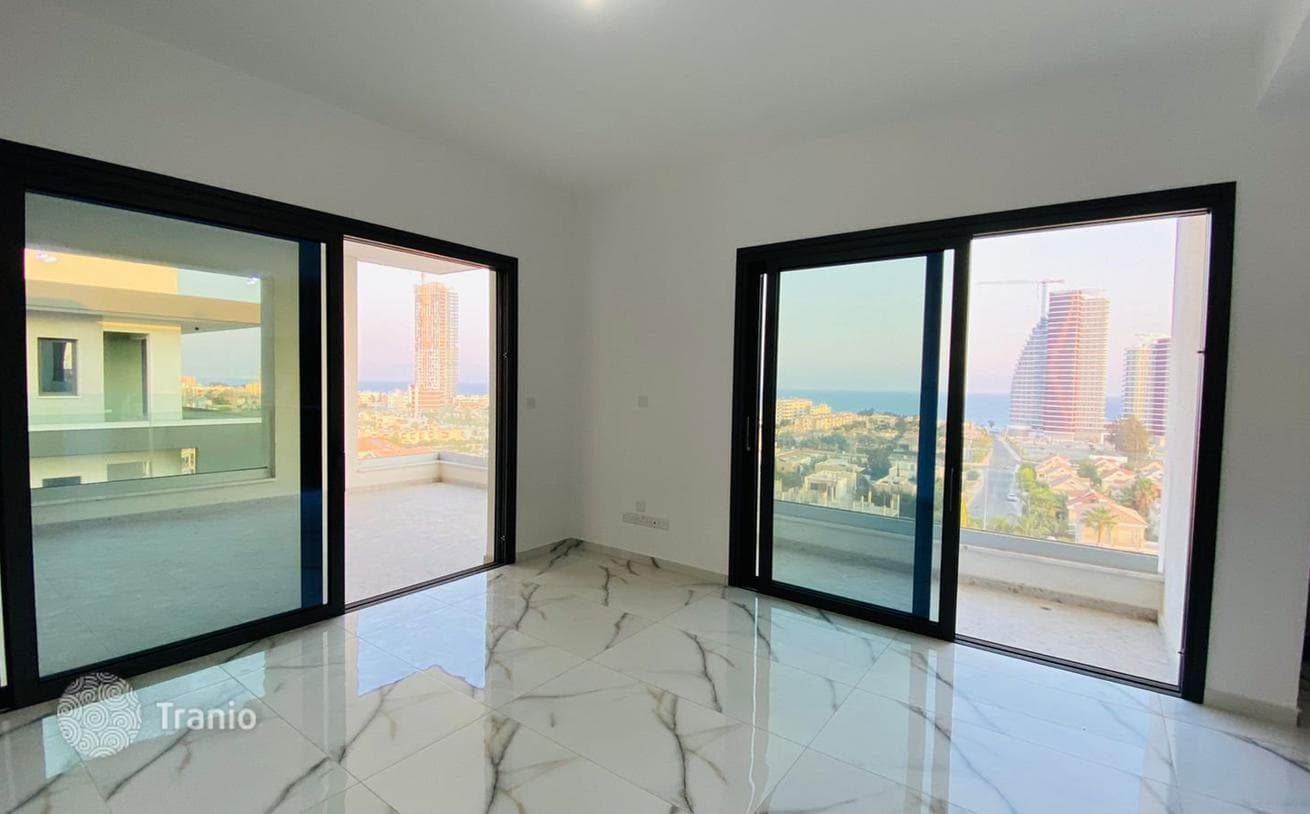 2–3-Bedroom Apartments and Townhouses 400 m from the Sea in Limassol