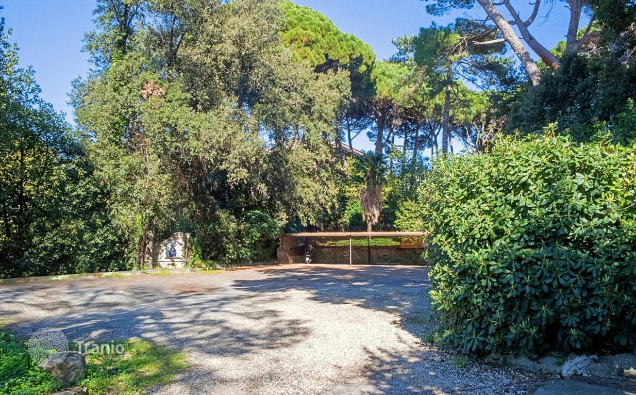 6-Bedroom Apartment in Historic Villa with Private Park in Genoa, photo 3
