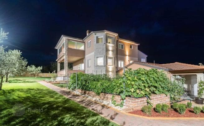 7-Bedroom House with Private Pool and Large Grounds in Pula, Croatia, photo 4
