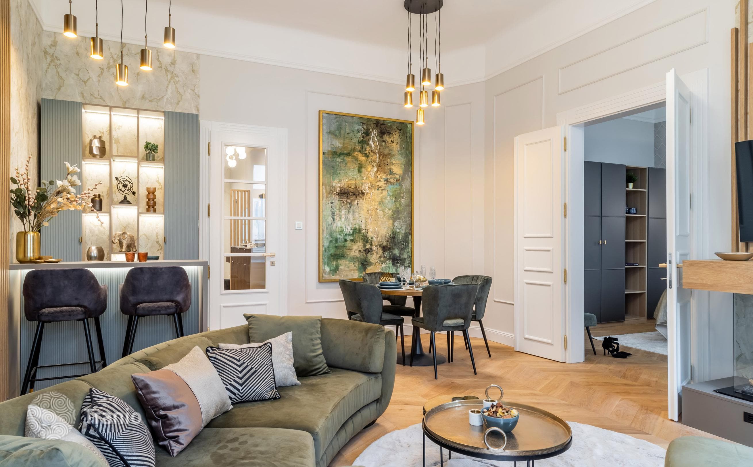 2-Bedroom Renovated Apartment with Balcony near Saint Stephen's Basilica, Budapest, photo 3