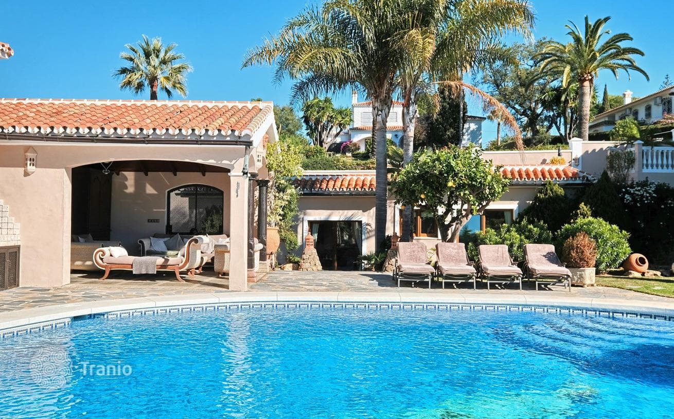 5-Bedroom Villa with Guest Apartment and Private Pool in Marbella East, Marbella