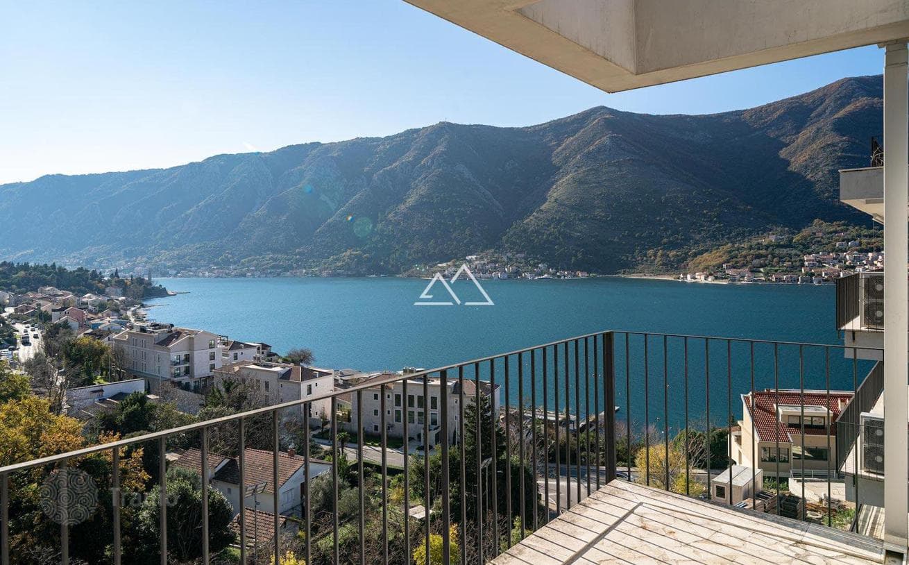 4-Bedroom Penthouse with Bay View in Dobrota, Kotor