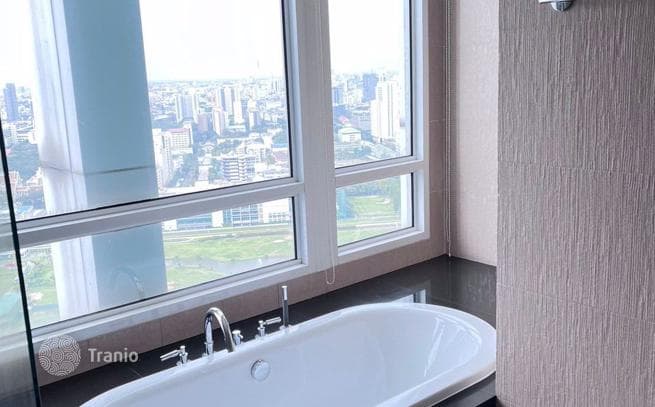 3-Bedroom Condo in Pathum Wan, Bangkok, photo 2