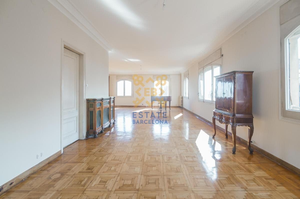 10-Bedroom Apartment in Barcelona, photo 3