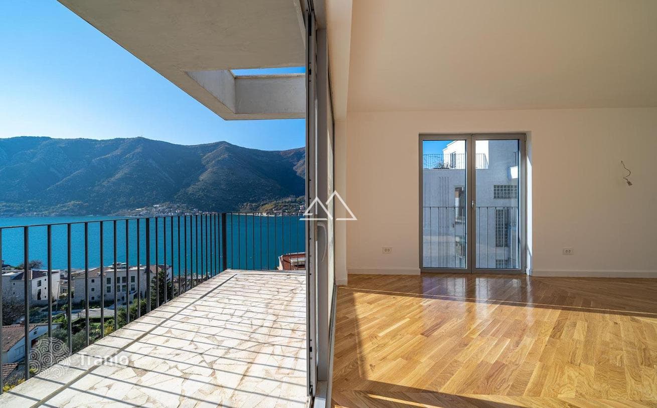 4-Bedroom Penthouse with Bay View in Dobrota, Kotor, photo 5
