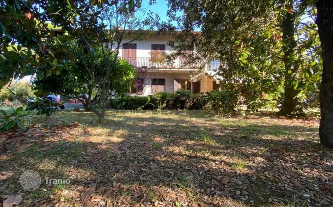 6-Bedroom Villa for Renovation 300 m from the Sea in Forte dei Marmi