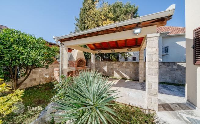 5-Bedroom Villa with Garage and Courtyard in Radovici, Montenegro