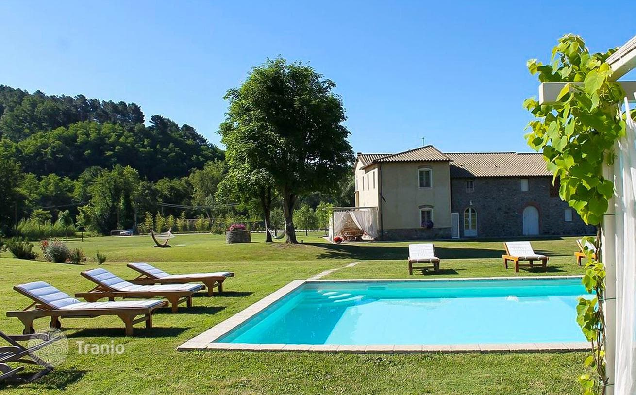 5-Bedroom Renovated Farmhouse with Pool in Lucca