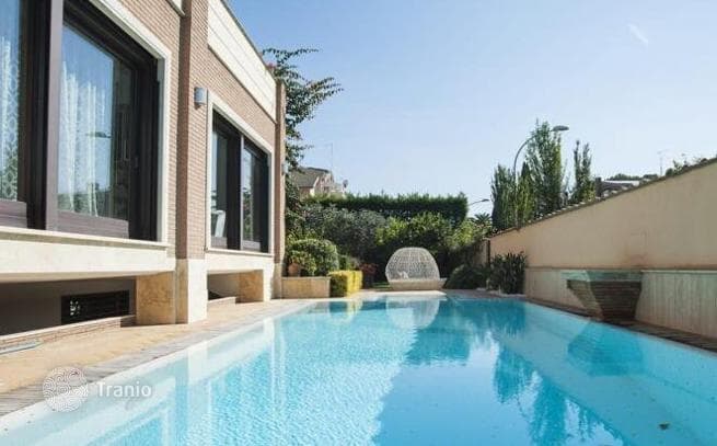 4-Level Luxury Villa with Private Pool and Garden in Acsa, Rome