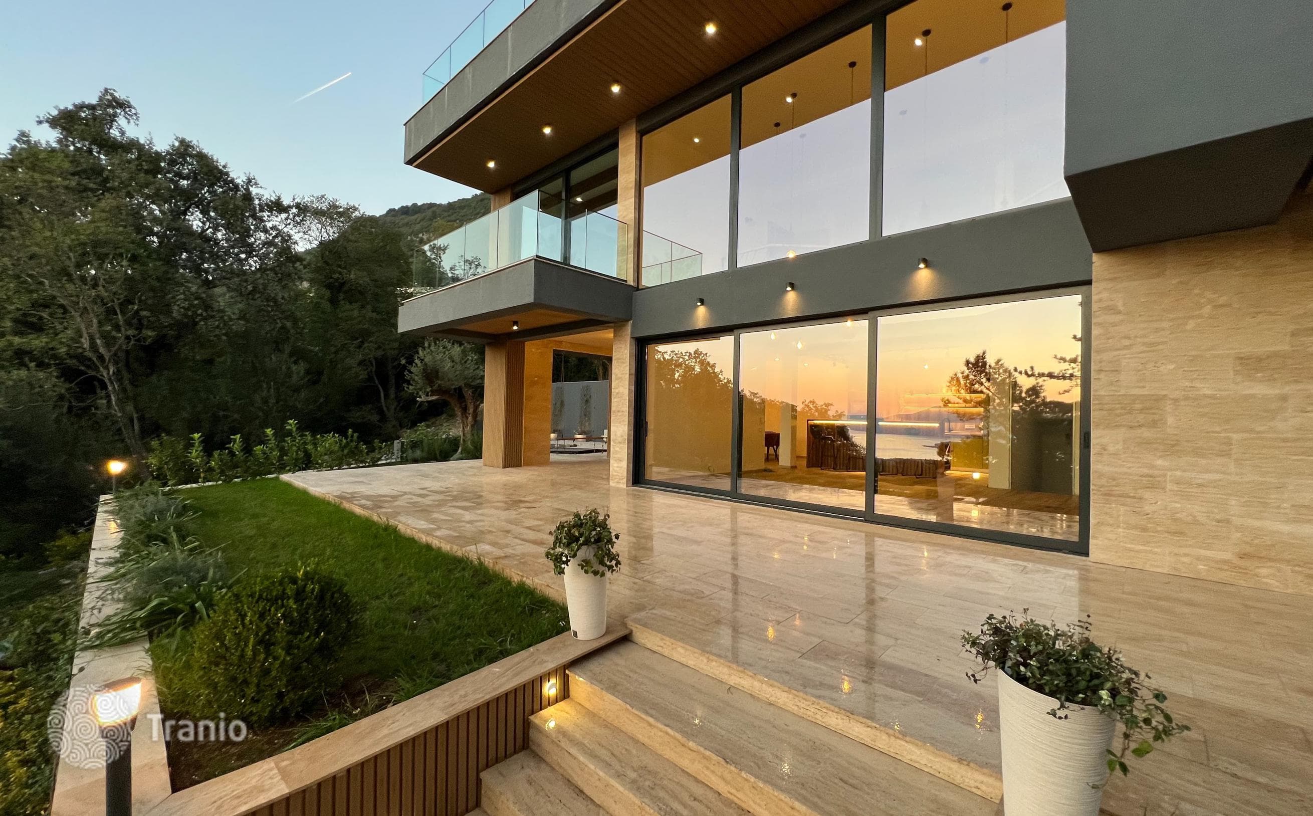 2-Bedroom Villa with Panoramic Sea Views and Roof Pool in Kotor, photo 4
