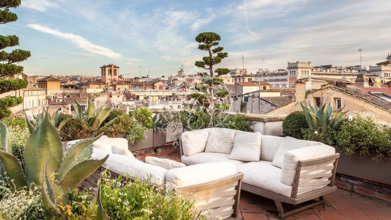 4-Bedroom Apartment in Rome, photo 2