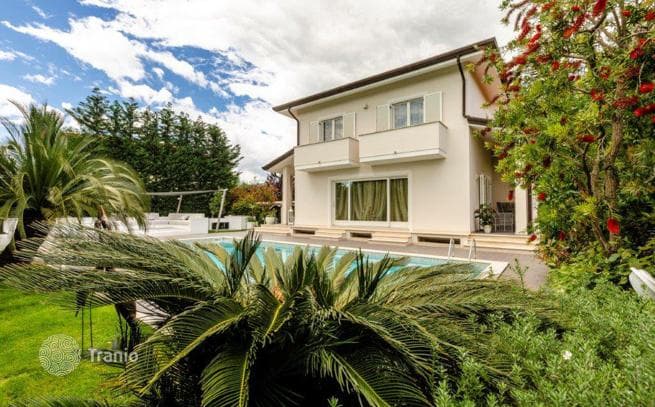 3-Bedroom Villa 600–700 m from the Sea in Forte dei Marmi, Tuscany