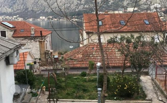Дом с гостевой квартирой в Которской бухте, Прчань, Черногория