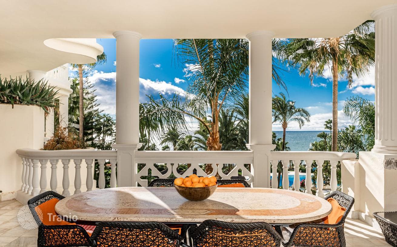 Beachfront Villa with Garden and Sea Views in Marbella