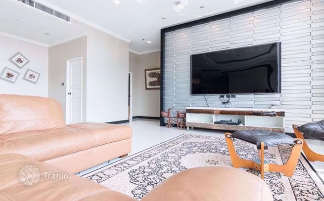 3-Bedroom Condo in Huai Khwang, Bangkok