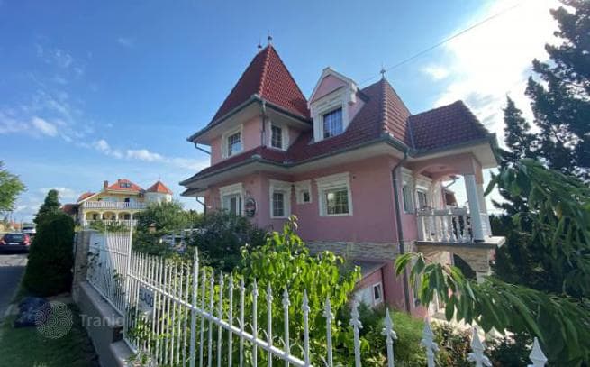 12-комнатный таунхаус 300 м² в Хевизе, Венгрия, фото 2