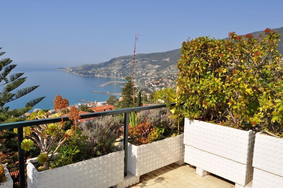 3-Bedroom Penthouse in Ospedaletti, photo 2