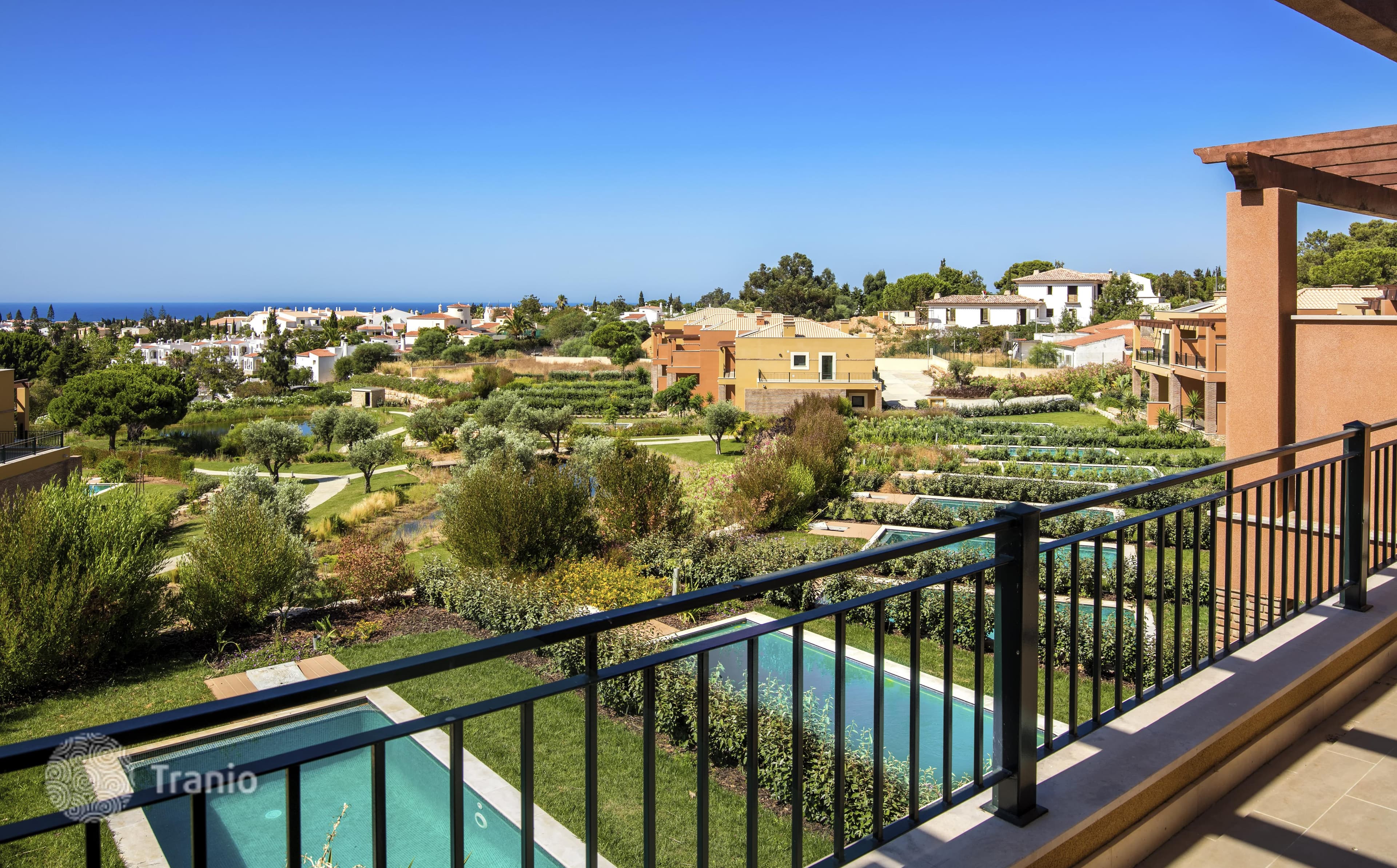 2-Bedroom Townhouse with Private Pool and Garden in Carvoeiro