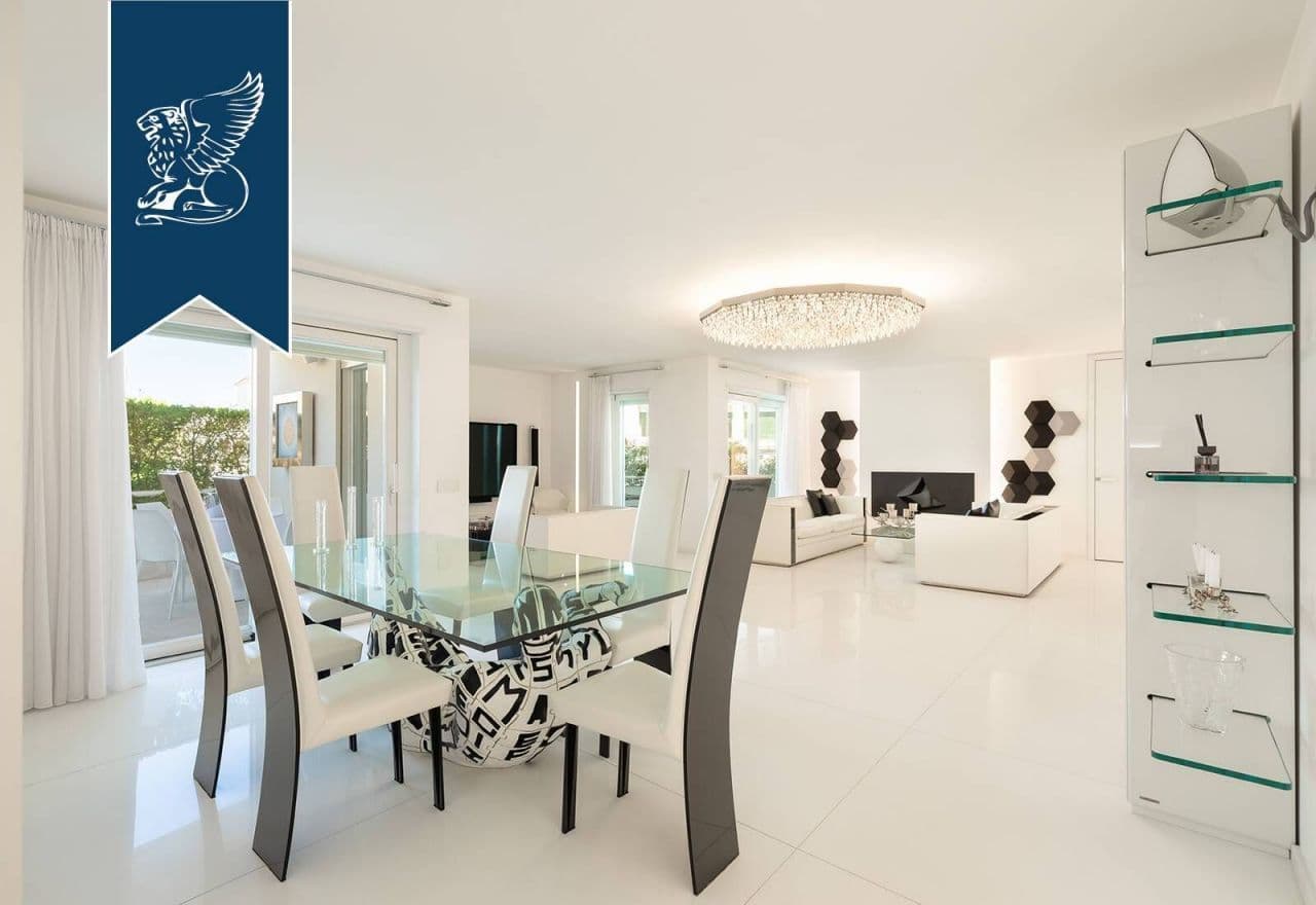 4-Bedroom Apartment in Rome, photo 2