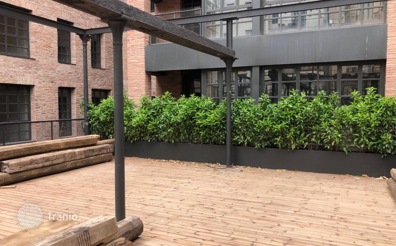 2-Bedroom Penthouse with Roof Terrace in Raval, Barcelona