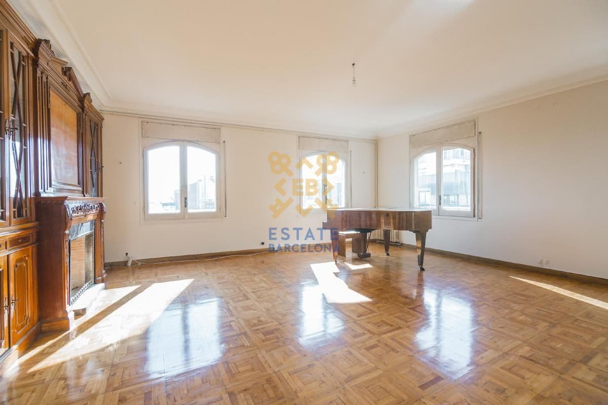10-Bedroom Apartment in Barcelona, photo 2