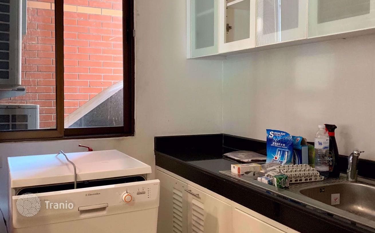 3-Bedroom Condo in Watthana, Bangkok, photo 2