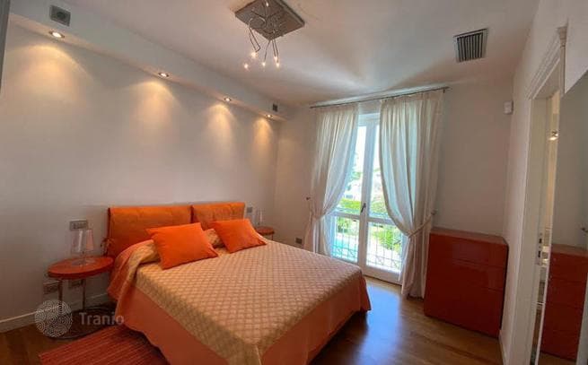 3-Story Luxury Villa with Heated Pool and Mountain Views in Forte dei Marmi, photo 5