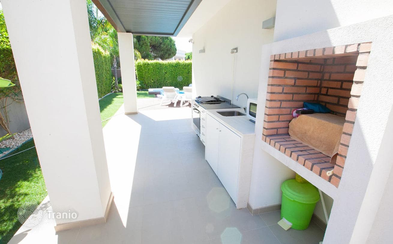 5-Bedroom Furnished Villa with Pool near the Sea in Albufeira, photo 3