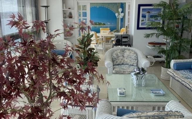 3-Bedroom Beachfront Apartment with Shared Pool in Benidorm, photo 3