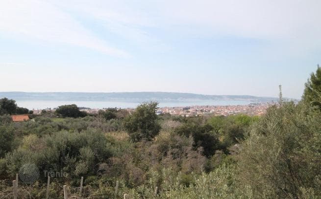 House with Land in Kastel-Luksic