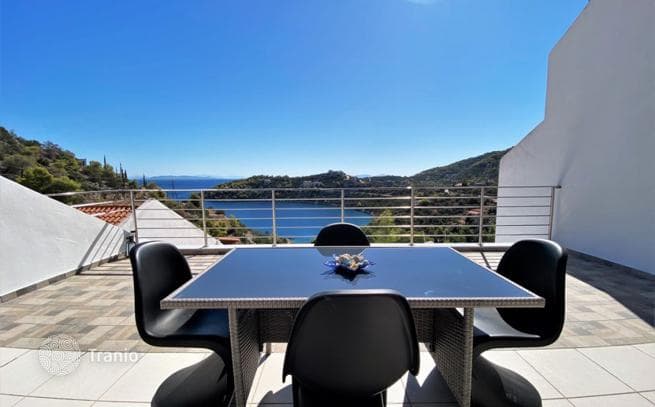 2-Bedroom Apartment with Panoramic Sea View in Mikro Ammoni, Peloponnese