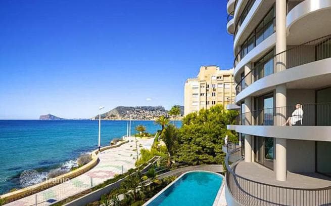 3-Bedroom Beachfront Apartment with Pool in Calpe, Alicante