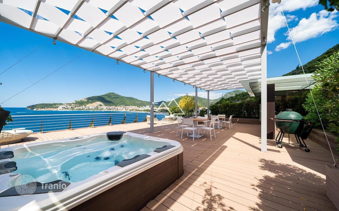 3-Bedroom Luxury Penthouse with Roof Terrace in Dukley Gardens, Budva