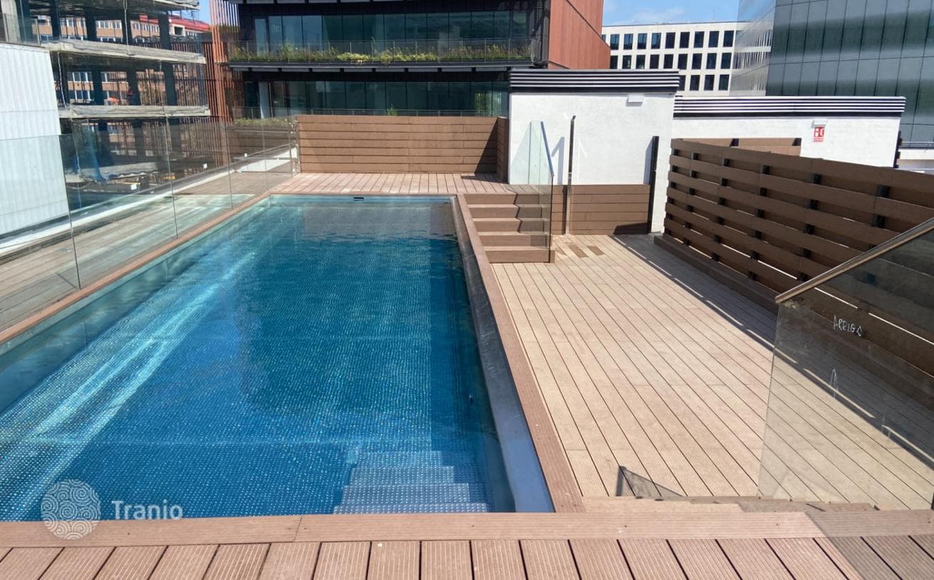 1-Bedroom Penthouse with Roof Terrace and Shared Pool in Poblenou, Barcelona, photo 2