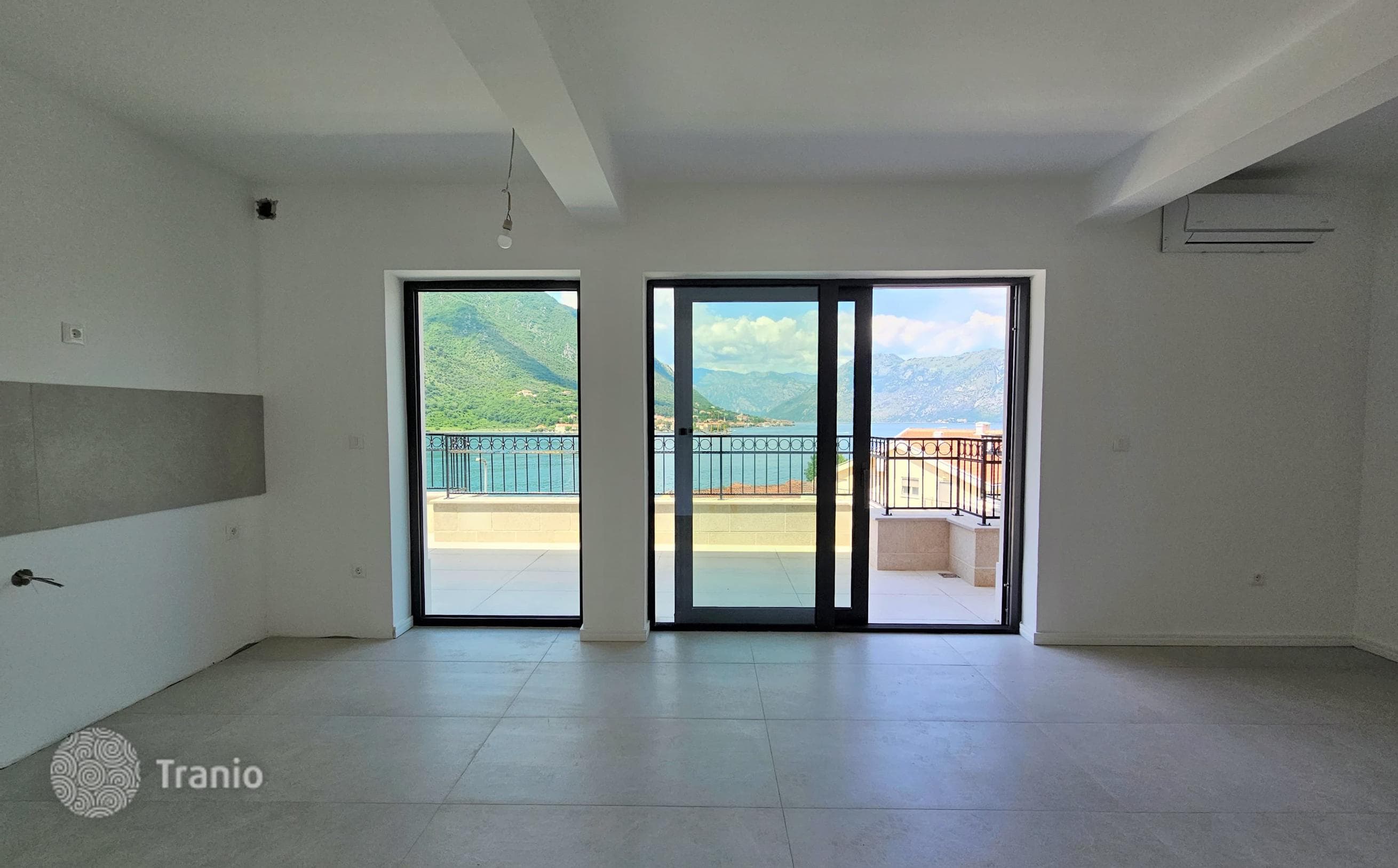2-Bedroom Penthouse with Roof Terrace and Private Pool in Dobrota, Kotor, photo 4