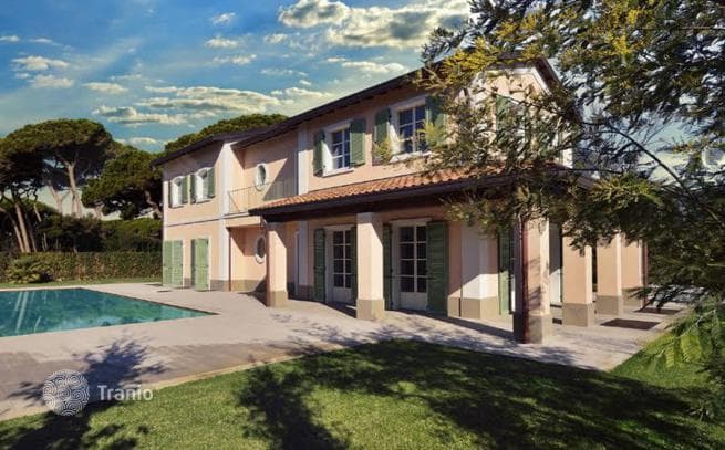 3-Bedroom Villa with Private Pool and Parking in Forte dei Marmi