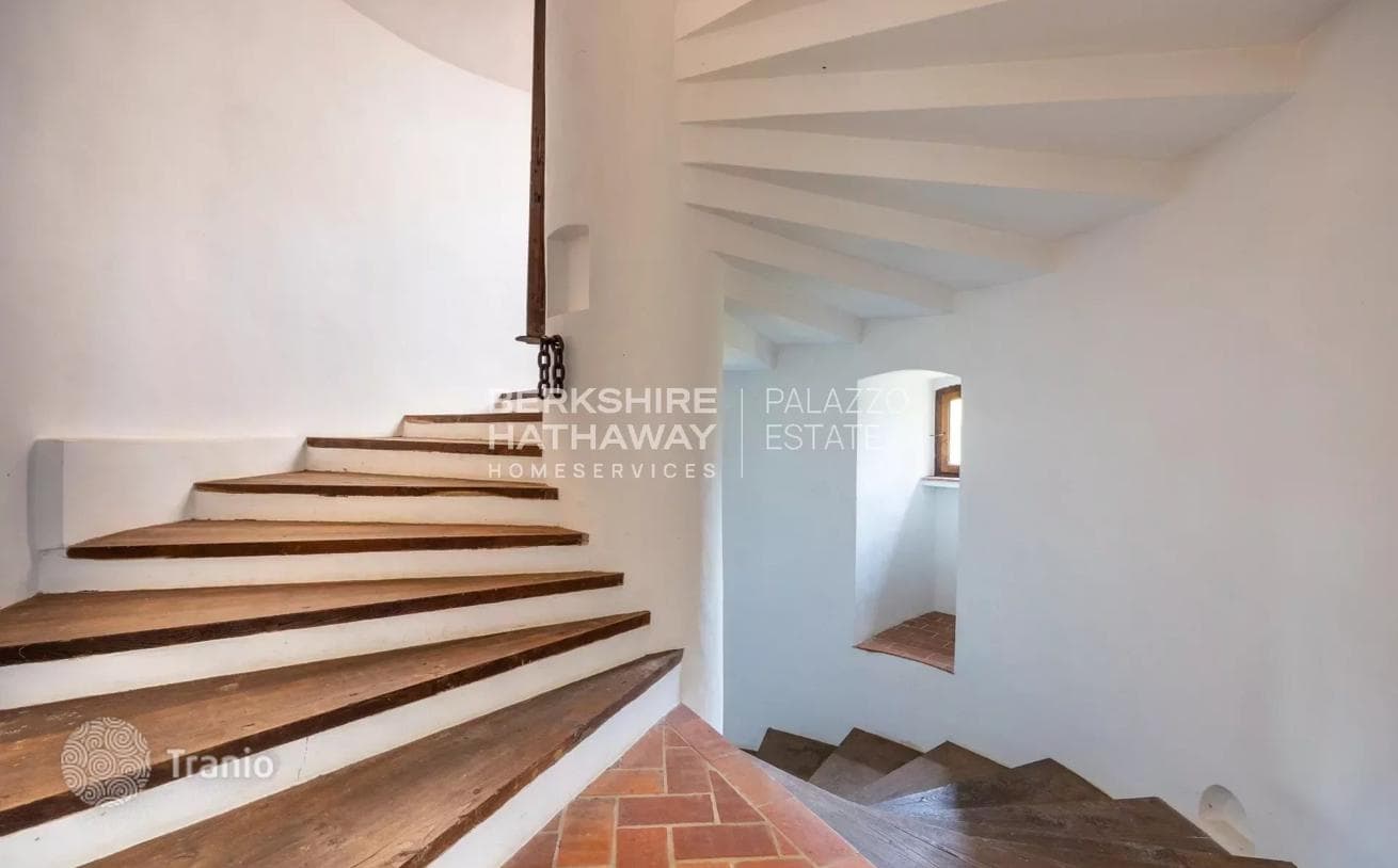 6-Bedroom House in Lucca, Italy