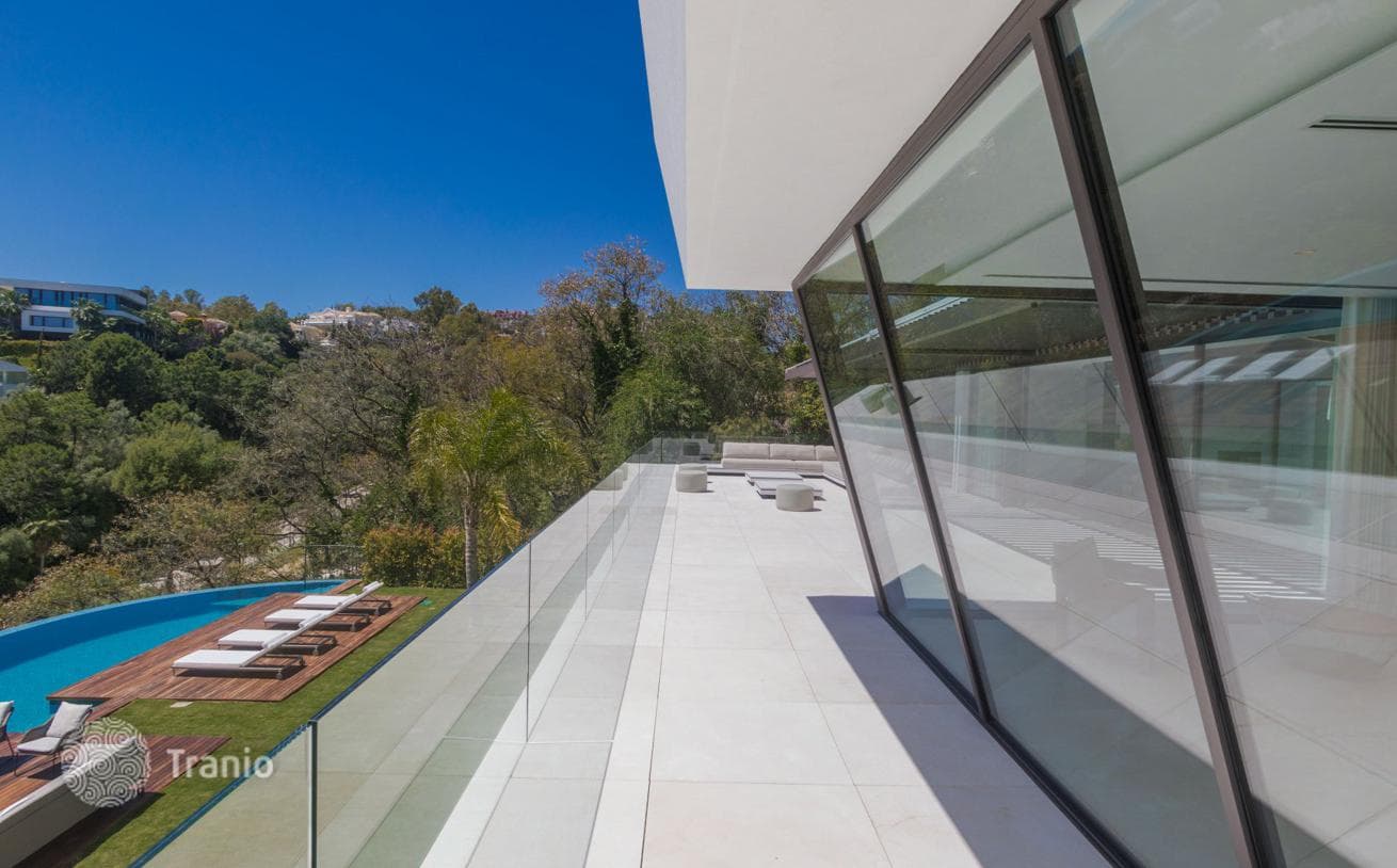 6-Bedroom Villa with Private Pool and Golf Course Views in Benahavís, photo 3