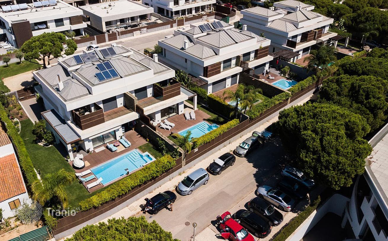 5-Bedroom Furnished Villa with Pool near the Sea in Albufeira