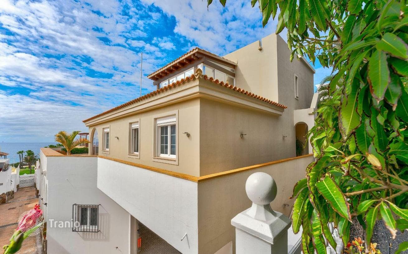 3-Bedroom Beachfront Villa with Private Pool in Costa Adeje, Tenerife, photo 5