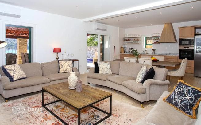 Stone Villa with Private Pool and BBQ Area Beachfront in Trogir, photo 2