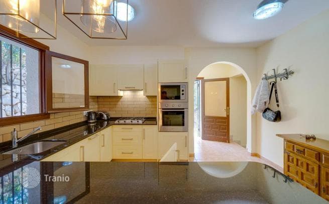 4-Bedroom Villa with Mountain View 400 m from the Sea in Calpe