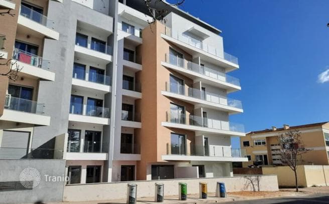 2-Bedroom Apartment with Balconies in Cascais, photo 3