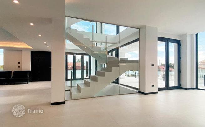 3-Bedroom Villa with Private Pool and Sea View in Torrevieja, photo 3